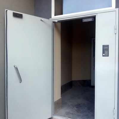 Дверь в подъезде жилого дома