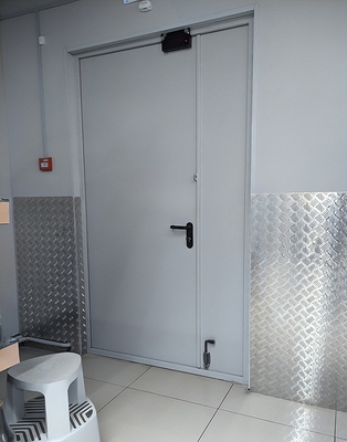 Служебная полуторная дверь