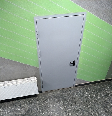 Дверь в служебное помещение ТЦ