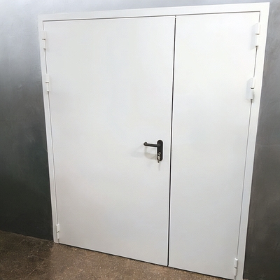 Полуторная белая дверь