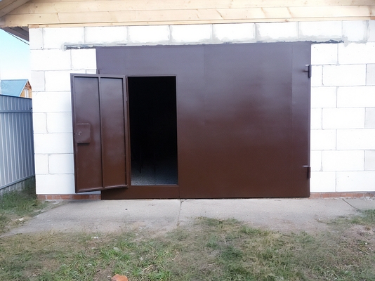 Стальные ворота коричневого цвета Стальные ворота коричневого цвета