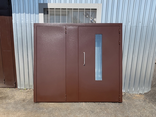 Коричневая дверь с окном