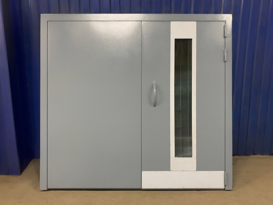 Широкая серая дверь в подъезд